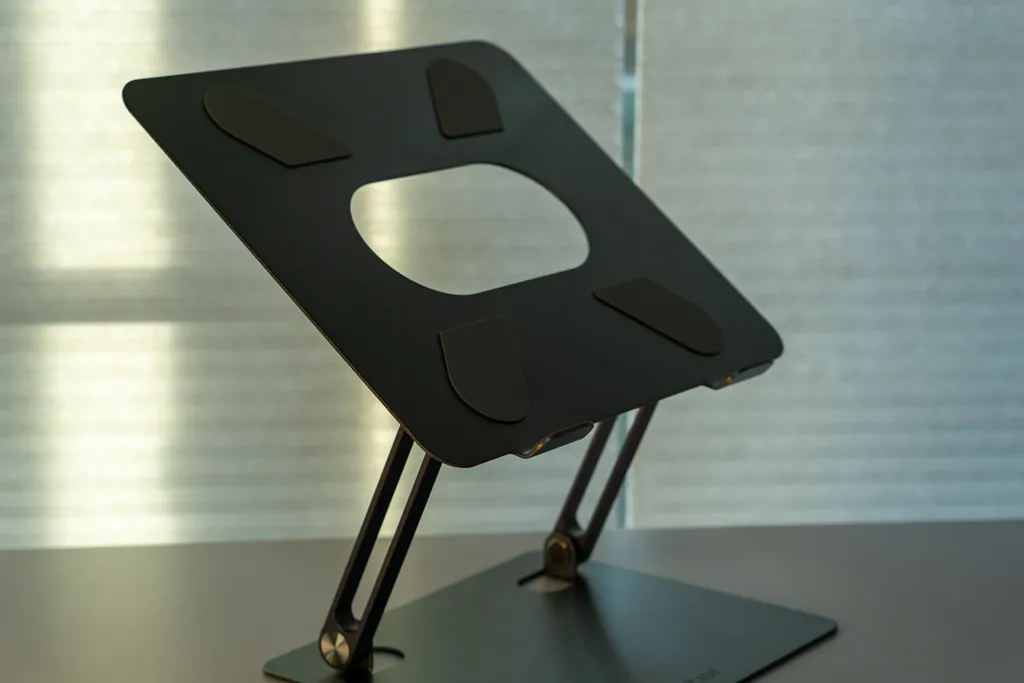 minimalist-desk-tour-2025