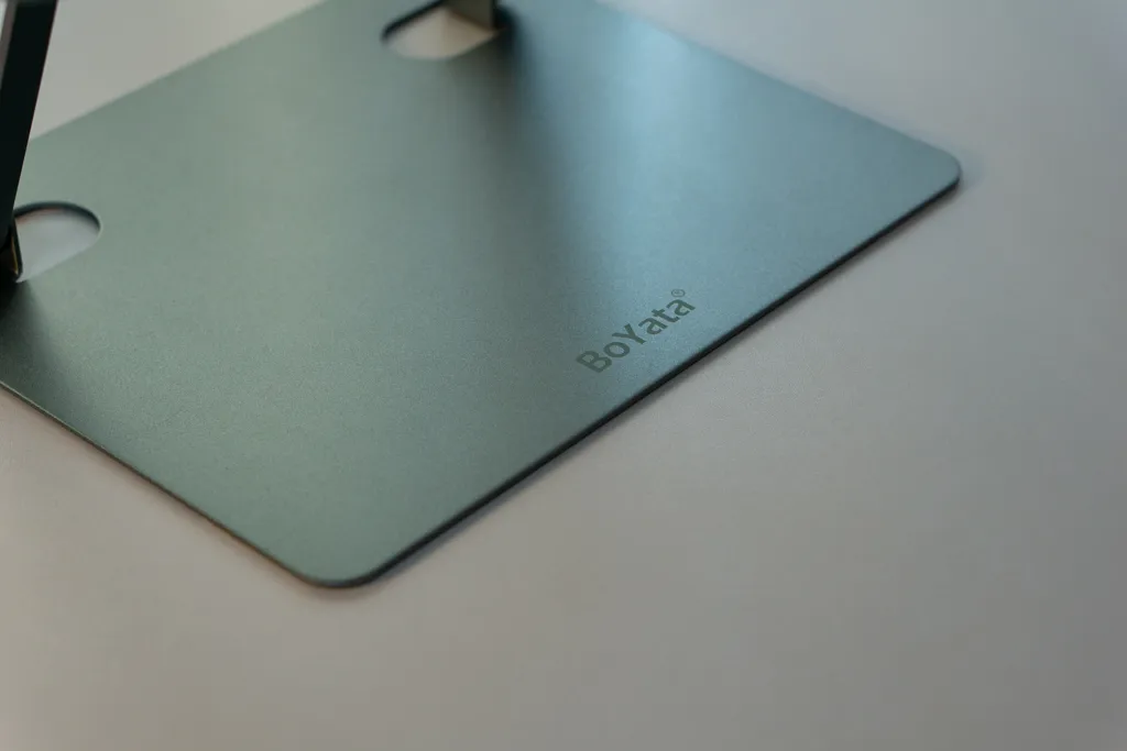 minimalist-desk-tour-2025