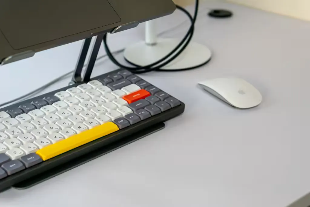 minimalist-desk-tour-2025