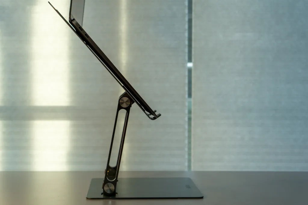 minimalist-desk-tour-2025