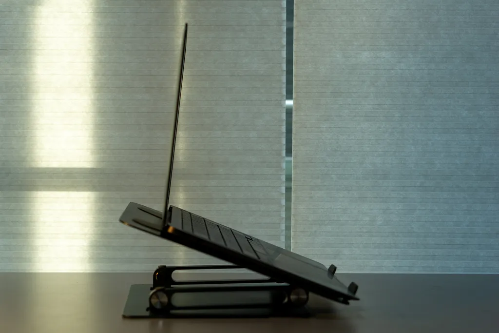 minimalist-desk-tour-2025