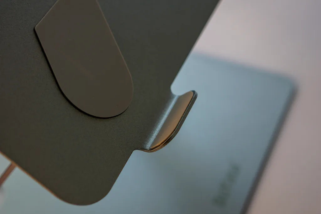 minimalist-desk-tour-2025