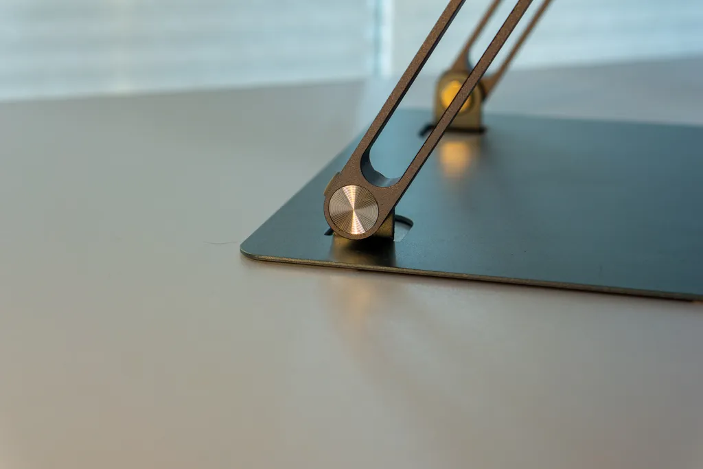 minimalist-desk-tour-2025