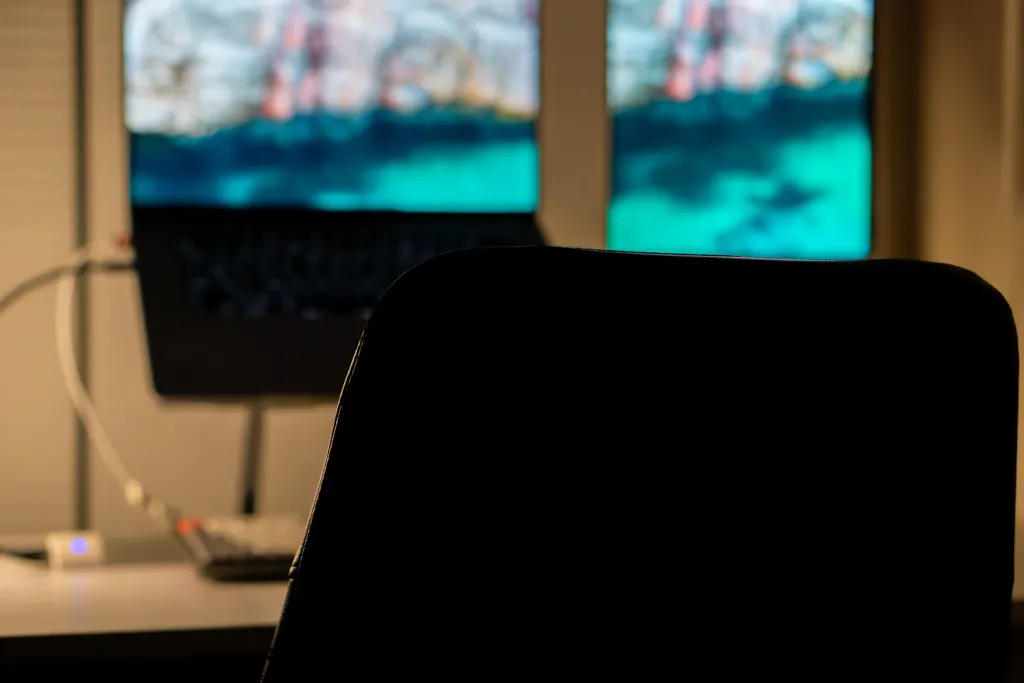 minimalist-desk-tour-2025