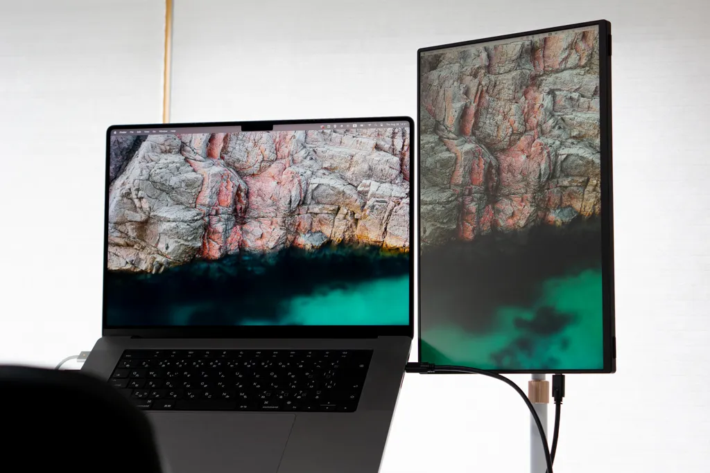 minimalist-desk-tour-2025