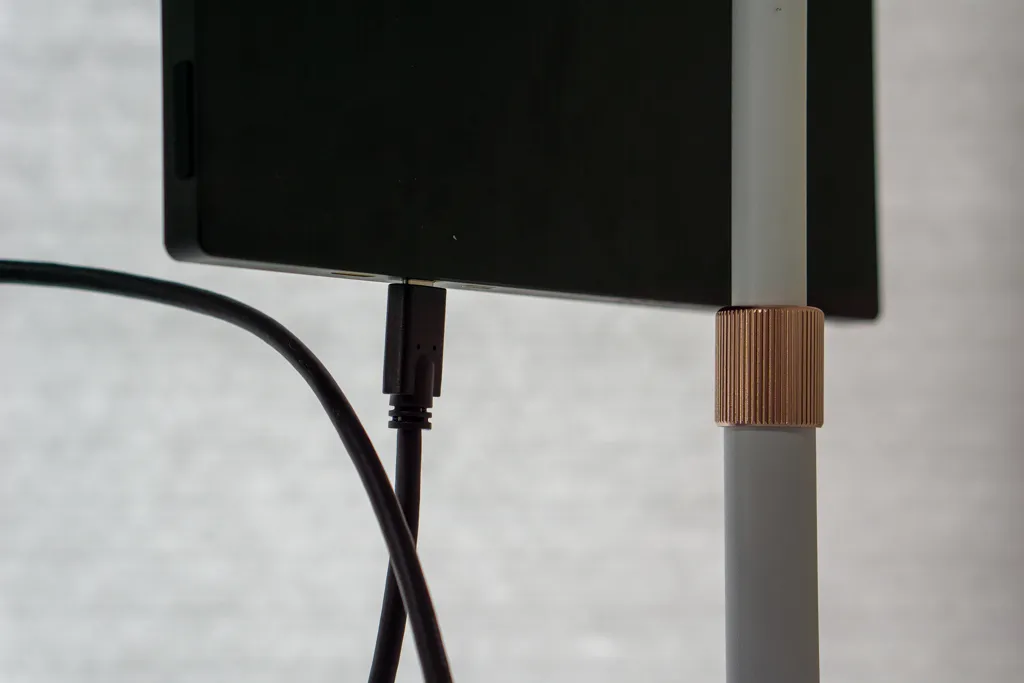 minimalist-desk-tour-2025